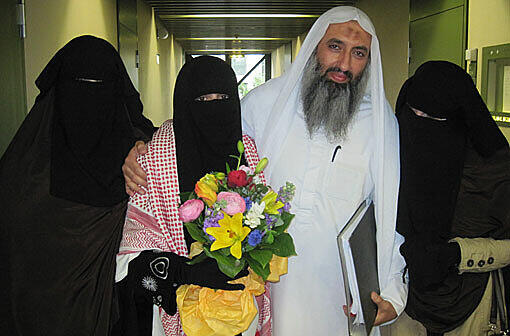 An den Blumen zu erkennen: Shaza H. nach dem Urteil mit dem Imam
Abu Adam und dessen zwei anderen Frauen.