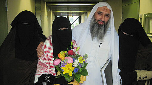 An den Blumen zu erkennen: Shaza H. nach dem Urteil mit dem Imam
Abu Adam und dessen zwei anderen Frauen. An den Blumen zu erkennen: Shaza H. nach dem Urteil mit dem Imam
Abu Adam und dessen zwei anderen Frauen.