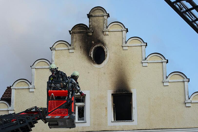 Brand in einem Mehrfamilienhaus in Geisenfeld: Die Bilder