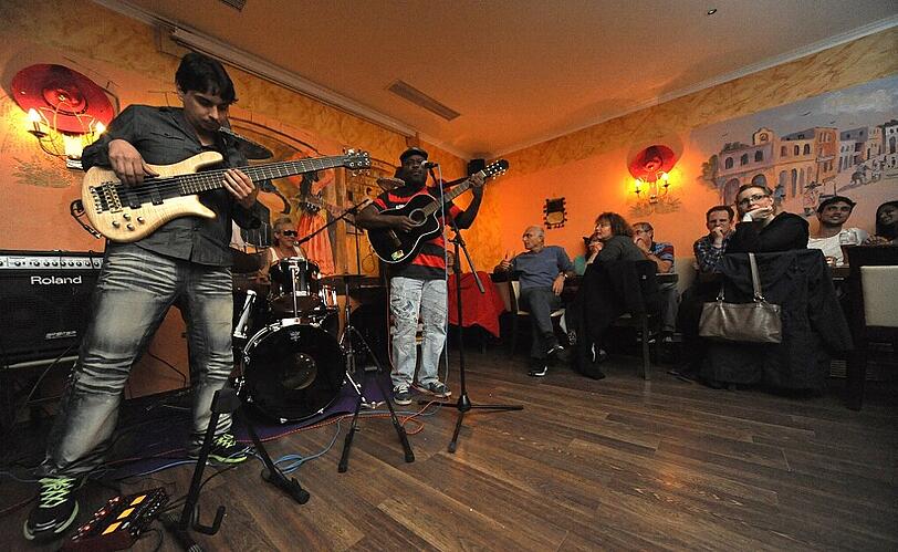 Vando Oliveira und seine Band mixen Samba und "Musica Popular Brasileira".