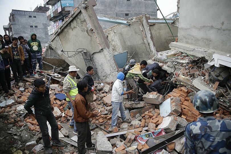 Ausnahmezustand in Kathmandu: Nach dem schwersten Erdbeben seit über 80 Jahren wurde in Nepal der Notstand ausgerufen. Die erschütternden Bilder.