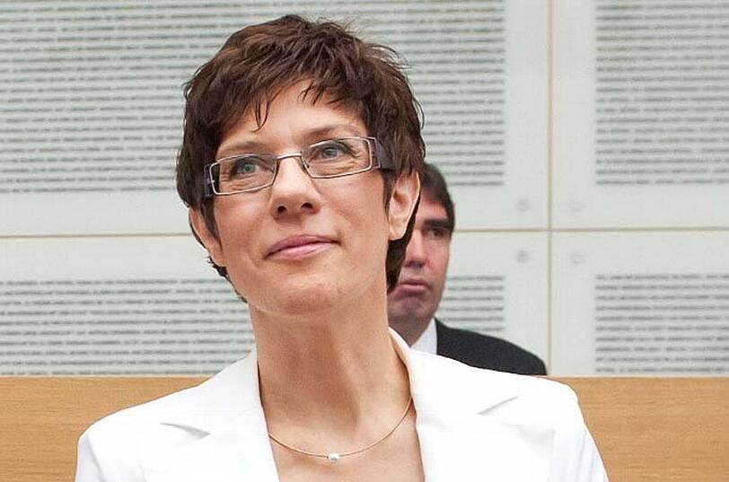 Die SPD wirft der saarländischen Ministerpräsidentin Annegret Kramp-Karrenbauer (CDU) vor, gleichgeschlechtliche Partnerschaften mit Inzucht und Polygamie gleichzusetzen.