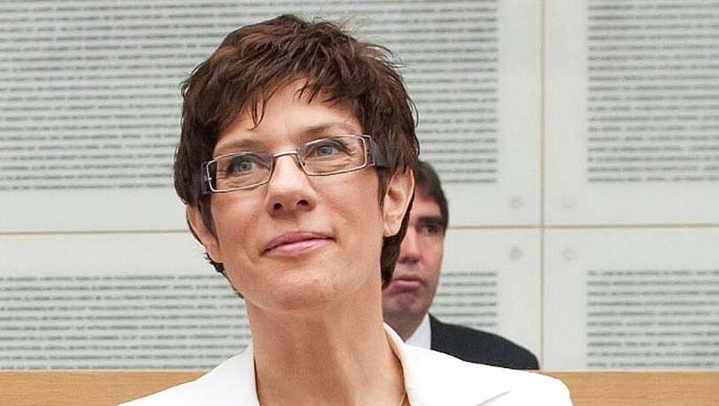 Die SPD wirft der saarländischen Ministerpräsidentin Annegret Kramp-Karrenbauer (CDU) vor, gleichgeschlechtliche Partnerschaften mit Inzucht und Polygamie gleichzusetzen. Die SPD wirft der saarländischen Ministerpräsidentin Annegret Kramp-Karrenbauer (CDU) vor, gleichgeschlechtliche Partnerschaften mit Inzucht und Polygamie gleichzusetzen.