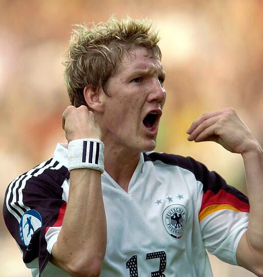 2. Juni 2004: Bastian Schweinsteiger bejubelt in Mainz sein Tor zum 1:1 der deutschen U21 gegen Portugal. Am 31. Juli 2001 hatte er sein erstes Länderspiel in der U18-Nationalelf bestritten, durchlief dann auch die U19.