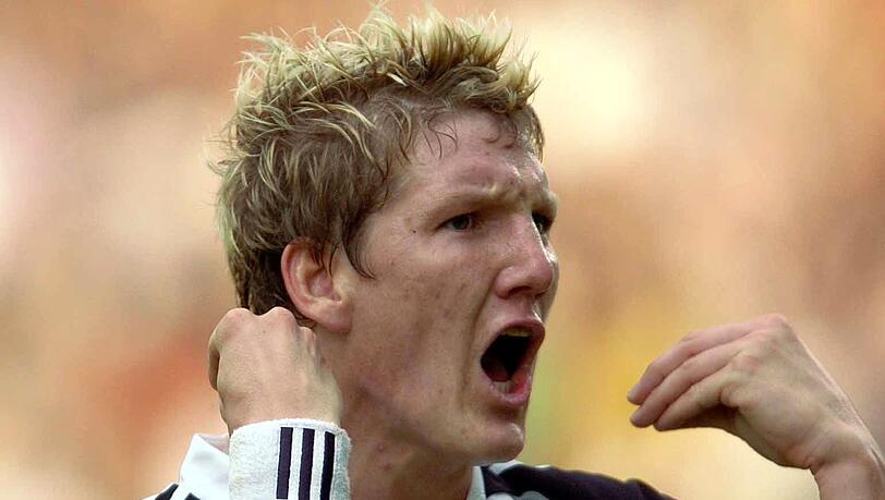 2. Juni 2004: Bastian Schweinsteiger bejubelt in Mainz sein Tor zum 1:1 der deutschen U21 gegen Portugal. Am 31. Juli 2001 hatte er sein erstes Länderspiel in der U18-Nationalelf bestritten, durchlief dann auch die U19. 2. Juni 2004: Bastian Schweinsteiger bejubelt in Mainz sein Tor zum 1:1 der deutschen U21 gegen Portugal. Am 31. Juli 2001 hatte er sein erstes Länderspiel in der U18-Nationalelf bestritten, durchlief dann auch die U19.