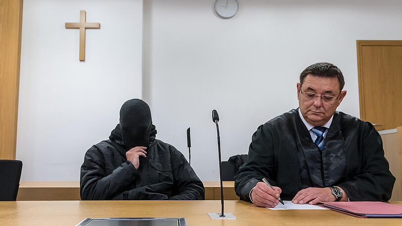 Der angeklagte ehemalige Priester (l) im Gerichtssaal des Landgerichts in Deggendorf neben seinem Verteidiger Bruno Fuhs.