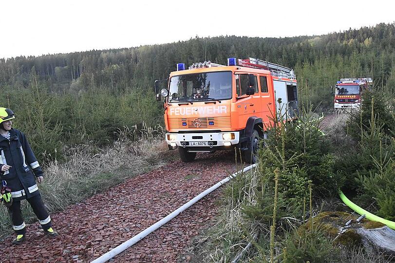 In der Nähe von Landshut standen am Freitagabend knapp 20.000 Quadratmeter Wald in Flammen. Rund 300 Einsatzkräfte waren bis tief in die Nacht im Einsatz, um den Brand unter Kontrolle zu bekommen.