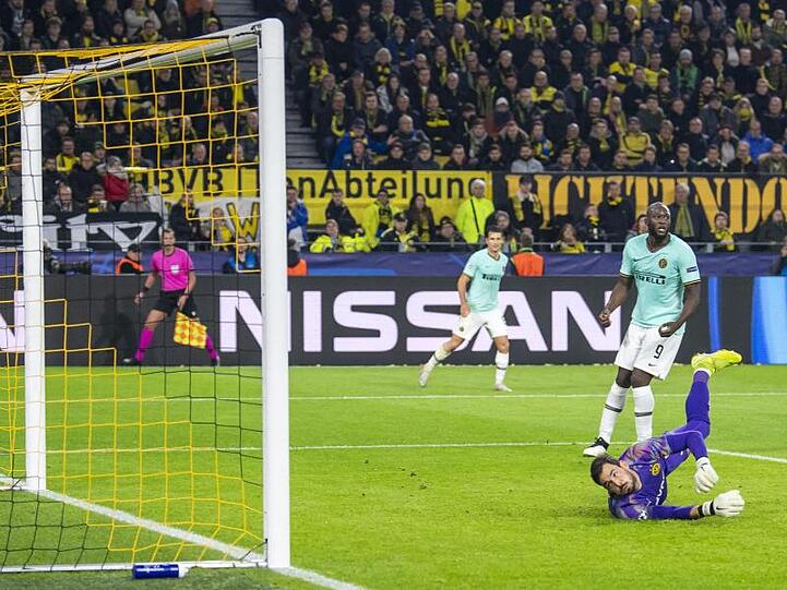Dortmunds Torwart Roman Bürki schaut dem Ball beim Tor zum 0:2 hinterher.