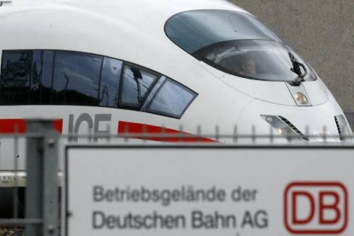 ICE in einem Ausbesserungswerk der Bahn