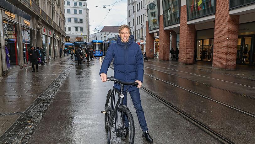 Bürgermeister Dominik Krause ohne Dienstwagen, dafür mit Fahrrad.