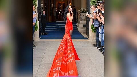 Mit 150 Meter langer Schleppe: Katy Perry am Dienstag in Paris.