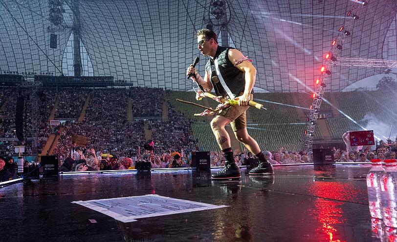 Andreas Gabalier gibt 2024 bei strömendem Regen ein Konzert im Olympiastadion.