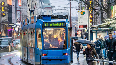 An der Haltestelle Hauptbahnhof Nord eskaliert eine Kontrolle: Der KAD will einen 37-J&auml;hrigen &uuml;berpr&uuml;fen, der rastet aus. (Symbolbild)