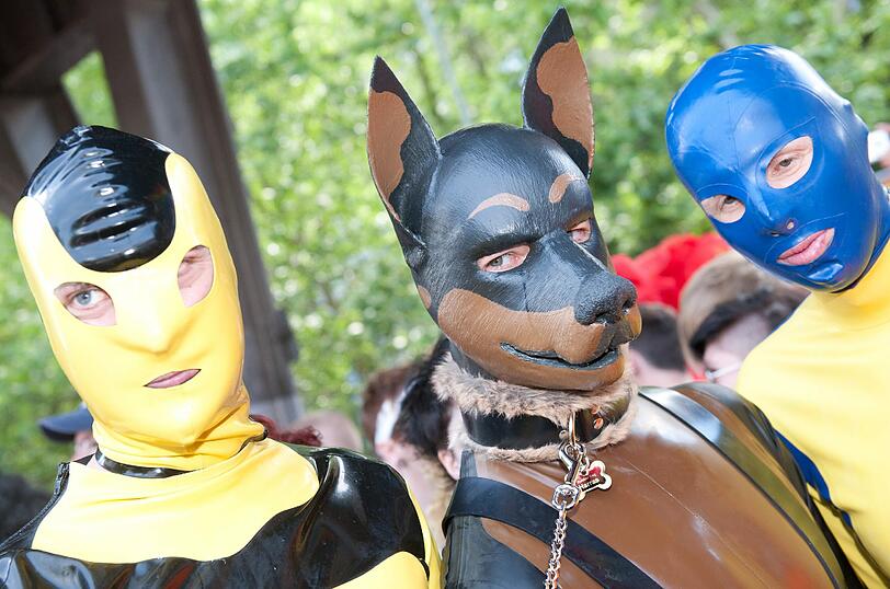 Kunterbunt und gut gelaunt: berlin feiert in schrillen Kostümen den Christopher Street Day! Hier gibts die Bilder von der Parade!