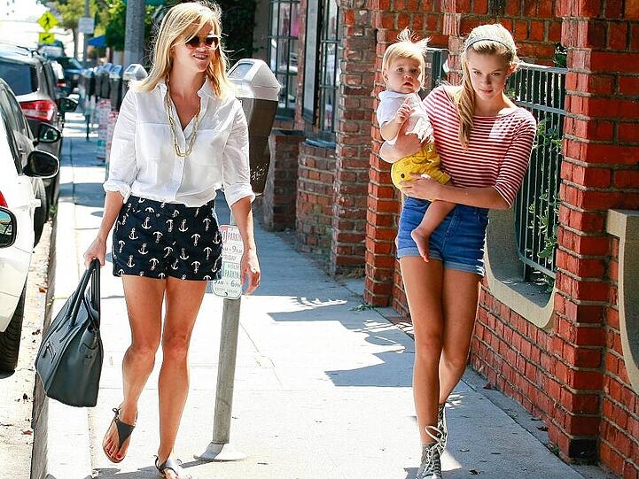 Reese Witherspoon geht mit ihren Kindern durch Los Angeles