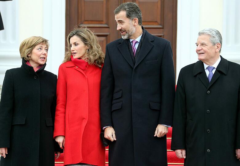 Bundespräsident Joachim Gauck und seine Lebensgefährtin Daniela Schadt empfangen vor dem Schloss Bellevue in Berlin Spaniens König Felipe VI. und Königin Letizia.