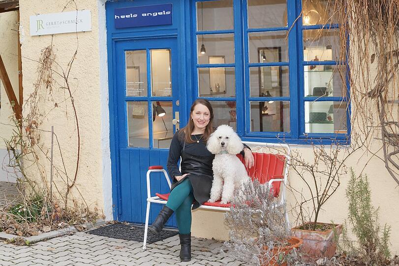 Bild mit BeeGee: Anja Hoffmann vor ihrer Werkstatt in der Klenzestraße.