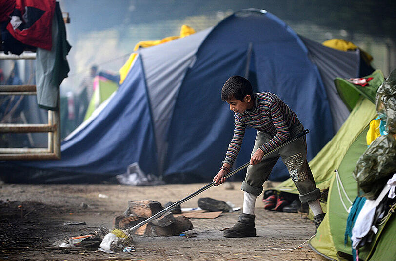 Hunderte Flüchtlinge aus dem Lager in Idomeni durchqueren einen reißenden Fluss auf griechischer Seite, um illegal nach Mazedonien zu gelangen.