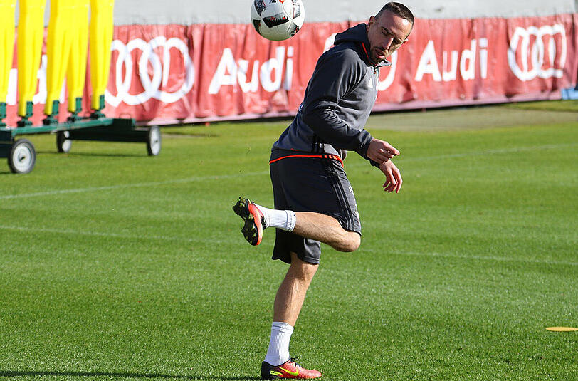 Franck Ribéry trainiert fleißg mit der Mannschaft des FC Bayern, auf einen Einsatz muss der Franzose noch warten.