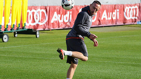 Franck Ribéry trainiert fleißg mit der Mannschaft des FC Bayern, auf einen Einsatz muss der Franzose noch warten.
