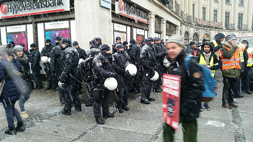 Nach der Auftaktkundgebung auf dem Karlsplatz ging es im Demonstrationszug durch München.