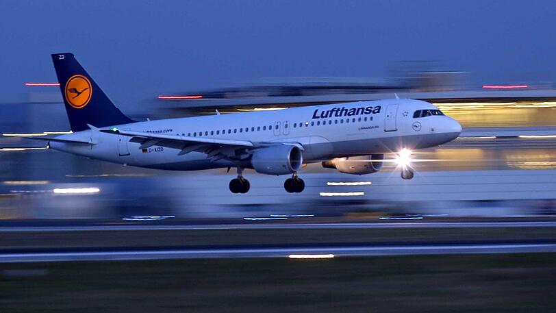 Am Düsseldorfer Flughafen wurde eine Sicherheitsdienst-Mitarbeiter schwer am Kopf verletzt.