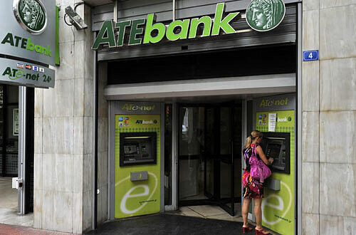 Geld abheben am Bankautomat kostet unterschiedliche Gebühren.