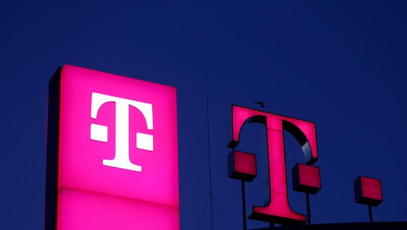 Das Logo der Deutschen Telekom leuchtet auf dem Dach einer der Unternehmensstandorte. Foto: Oliver Berg/Archiv Das Logo der Deutschen Telekom leuchtet auf dem Dach einer der Unternehmensstandorte. Foto: Oliver Berg/Archiv