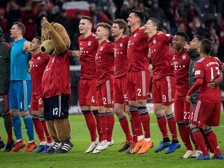 Die Bayern-Spieler feiern den Derbysieg gegen Nürnberg.