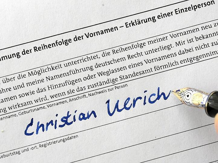 Das Formular "Neubestimmung der Reihenfolge der Vornamen - Erklärung einer Einzelperson" des Standesamtes. Foto: Holger Hollemann/Archiv