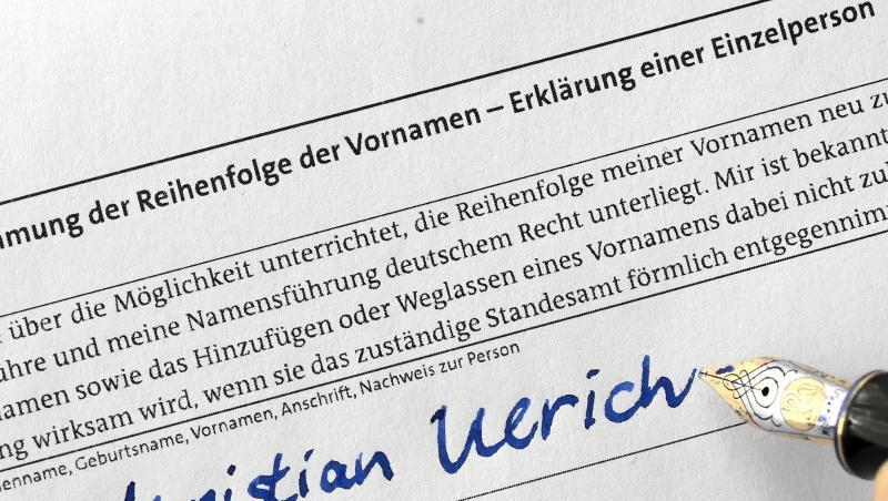 Das Formular "Neubestimmung der Reihenfolge der Vornamen - Erklärung einer Einzelperson" des Standesamtes. Foto: Holger Hollemann/Archiv Das Formular "Neubestimmung der Reihenfolge der Vornamen - Erklärung einer Einzelperson" des Standesamtes. Foto: Holger Hollemann/Archiv