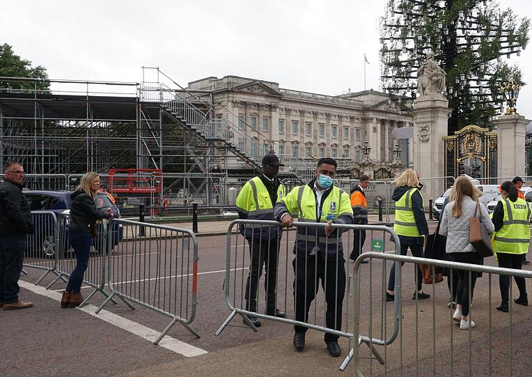 Zahlreiche Helfer sind vor dem Thronjubiläum am Buckingham-Palast am Aufbau beteiligt und stellen Absperrgitter auf.