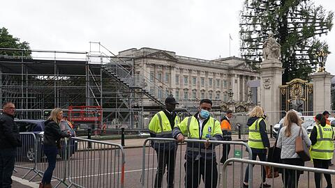 Zahlreiche Helfer sind vor dem Thronjubiläum am Buckingham-Palast am Aufbau beteiligt und stellen Absperrgitter auf.