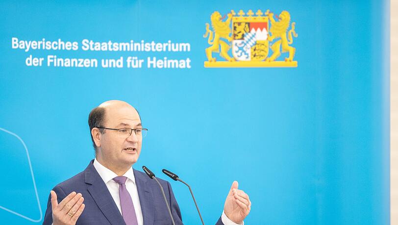 Albert Füracker (CSU), Finanzminister von Bayern, spricht während Pressekonferenz.
