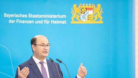Albert Füracker (CSU), Finanzminister von Bayern, spricht während Pressekonferenz.