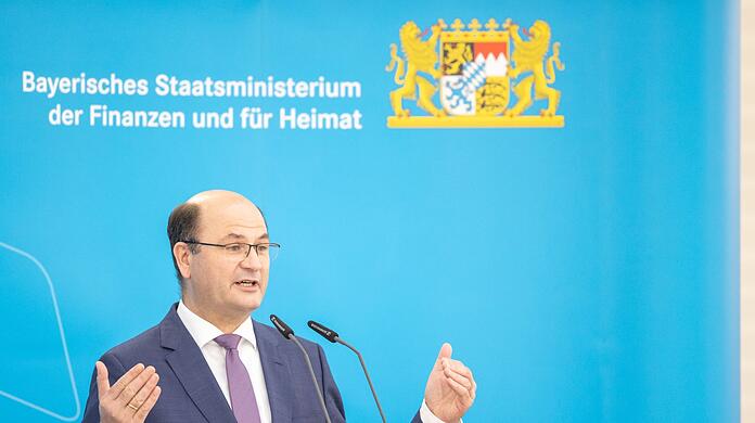 Albert Füracker (CSU), Finanzminister von Bayern, spricht während Pressekonferenz.
