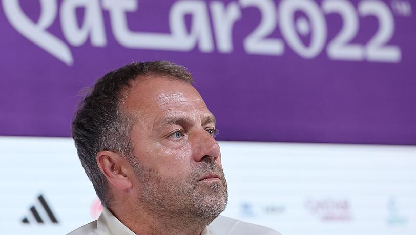 Saß vor dem Spanien-Spiel alleine auf dem DFB-Podium: Bundestrainer Hansi Flick.