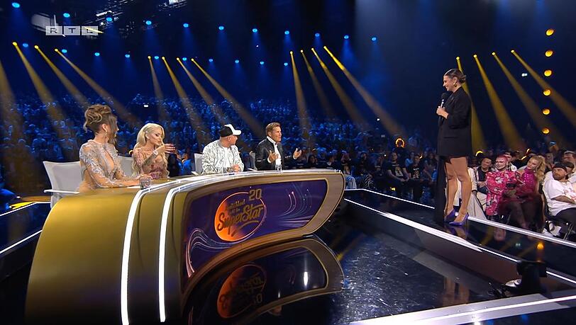 Der Jury-Zoff bei DSDS geriet in der ersten Liveshow in den Hintergrund. Der Jury-Zoff bei DSDS geriet in der ersten Liveshow in den Hintergrund.