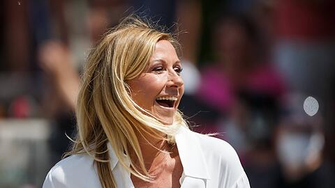 Heuer feiert Andrea Kiewel ihr 25. Jubiläum im "ZDF-Fernsehgarten". Was erwartet die Zuschauer?