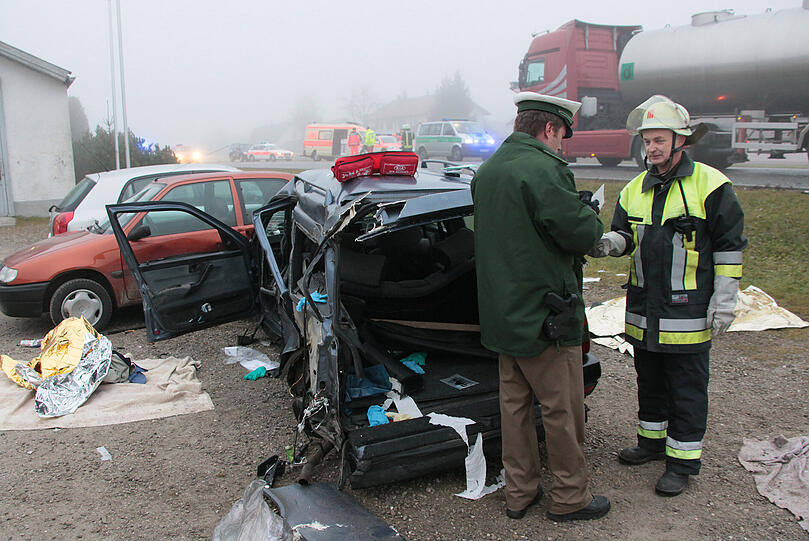 Unfall mit verheerenden Folgen: Aus unbekannter Ursache hat ein Lastwagenfahrer bei Edling ein Auto übersehen. Er rammte das Fahrzeug, zwei Menschen starben, zwei wurden verletzt.