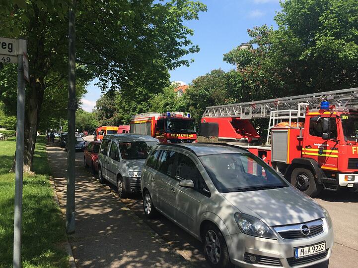 Nach dem Alarm ist der Römerhofweg in Garching voller Löschzüge - und Polizei.