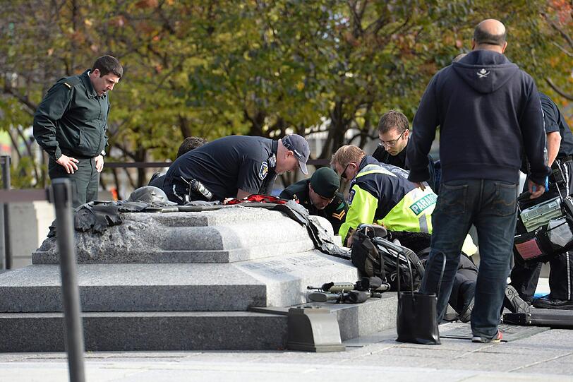 In Ottawa hat ein Mann das Parlament mit einem Gewehr angegriffen. Zuvor war ein Soldat am Weltkriegsdenkmal niedergeschossen worden.