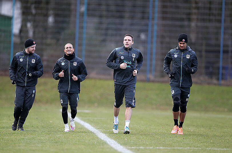 Während Löwen-Trainer Markus von Ahlen die Mannschaft zum Training bat, absolvierten Knipser Rubin Okotie, Daylon Claasen, Dominik Stahl und Stephan Hain eine individuelle Einheit.