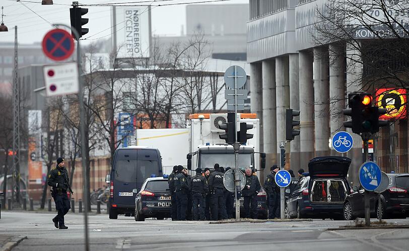 Nachdem die dänische Polizei den mutmaßlichen Attentäter erschossen hat. sichern die Beamten Spuren in der Nähe des Bahnhofs Norrebro.