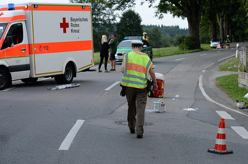 Eine 14 jährige wurde beim überqueren der Straße zum Bushäuschen von einem PKW erfasst und schwer Verletzt. Bilder der Unfallstelle.