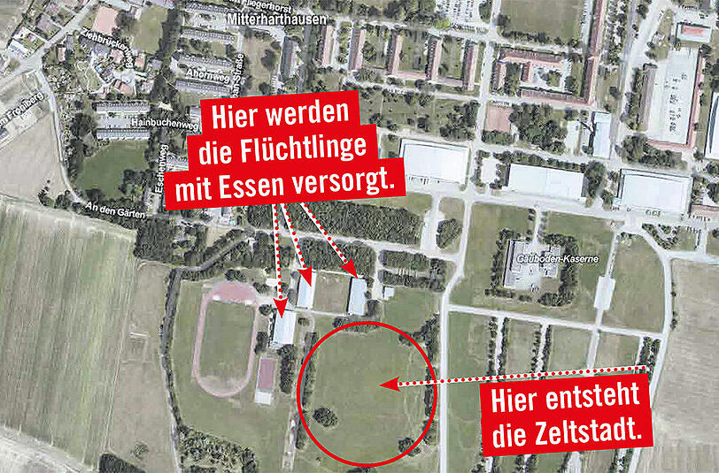 Neben dem Sportgelände der Kaserne entstehen die Zelte.
