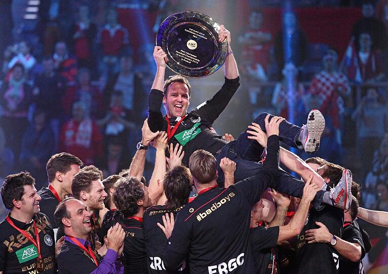 Ausgelassen feiern die deutschen Handballer am Sonntagabend ihren EM-Titel in Krakau. Die Bilder.