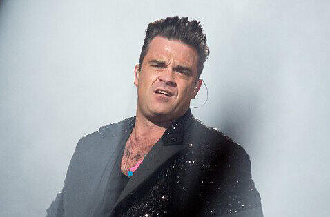 Robbie Williams beim Auftritt am 10. Juli in Gelsenkirchen. Am Mittwoch singt er im Olympiastadion.