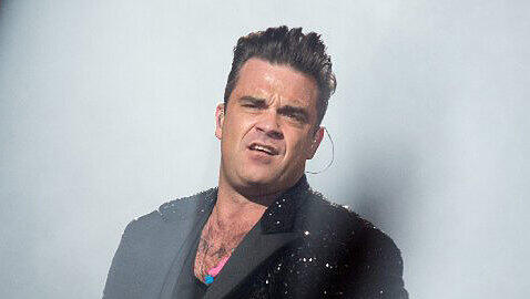 Robbie Williams beim Auftritt am 10. Juli in Gelsenkirchen. Am Mittwoch singt er im Olympiastadion. Robbie Williams beim Auftritt am 10. Juli in Gelsenkirchen. Am Mittwoch singt er im Olympiastadion.