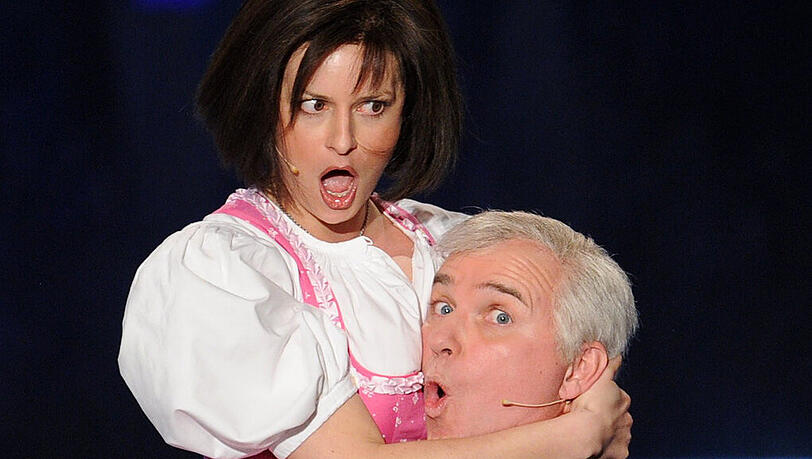 Wird’s so nicht mehr geben: Schauspielerin Angela Ascher als Ilse Aigner und Schauspieler Wolfgang Krebs als Horst Seehofer beim Singspiel im vergangenen Jahr. Wird’s so nicht mehr geben: Schauspielerin Angela Ascher als Ilse Aigner und Schauspieler Wolfgang Krebs als Horst Seehofer beim Singspiel im vergangenen Jahr.